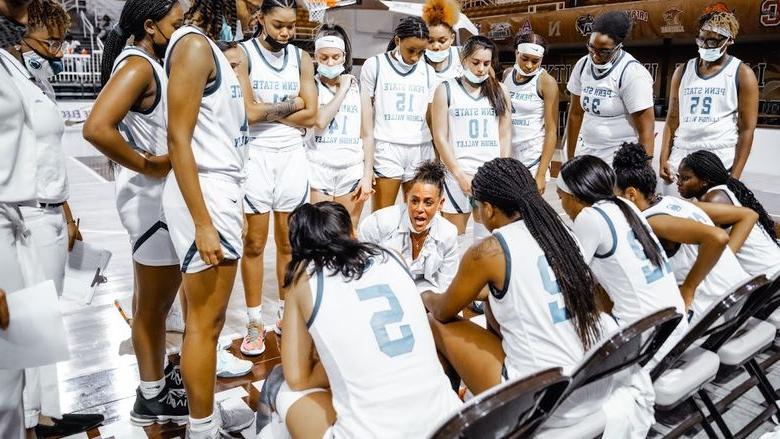 PSU-LV女子篮球队队员听主教练洛里·哈利勒讲课 